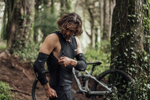 Lade das Bild in den Galerie-Viewer, MTB Protektorenweste Scrub Amp