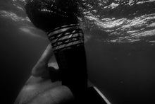 Lade das Bild in den Galerie-Viewer, Wing Knee Sleeve