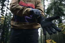Cargar imagen en el visor de la galería, ION MTB Gloves Shelter Amp Hybrid Padded 2024