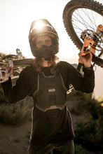 Lade das Bild in den Galerie-Viewer, action_shot
