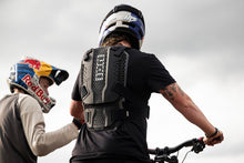 Lade das Bild in den Galerie-Viewer, action_shot
