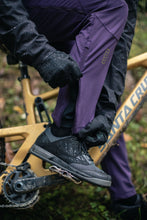 Carica l&#39;immagine nel visualizzatore di Gallery, Pantalone MTB da uomo modello Shelter 2L Softshell
